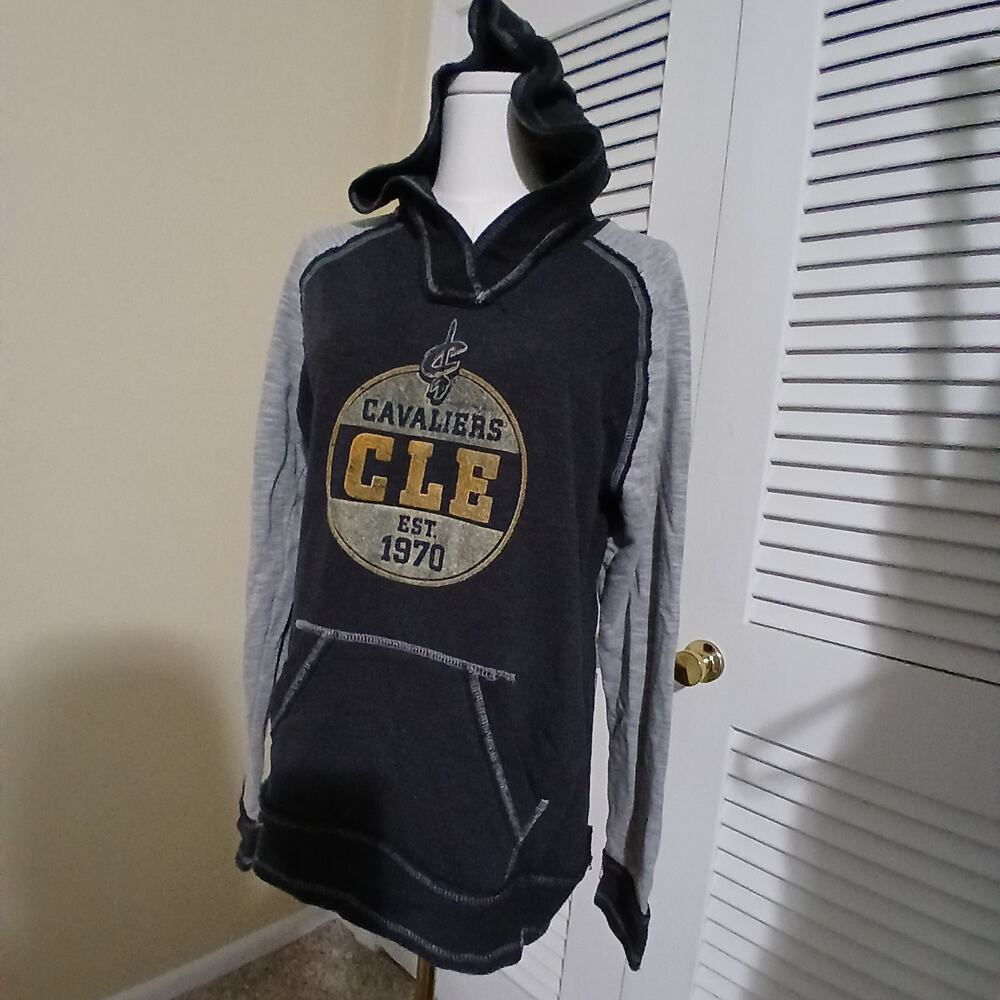 Majestic Fan Fashion CLEVELAND CAVALIERS Med Grey Long-Sleeved Hooded Knit Shirt